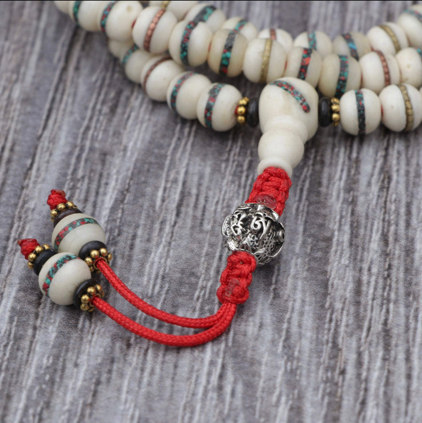 Collar Mala de Hueso de Yak con Mantra Tibetano – Impermanencia y Protección - Buddha Stones