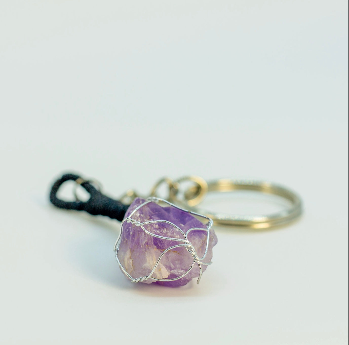 Llavero de Amatista en Piedra Natural – Calma y Protección Espiritual - Samana Stones