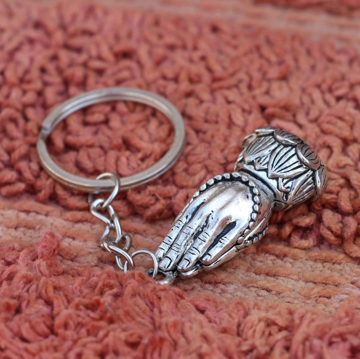 Llavero Mano Namaste en Metal Blanco – Respeto y Humildad - Samana Stones