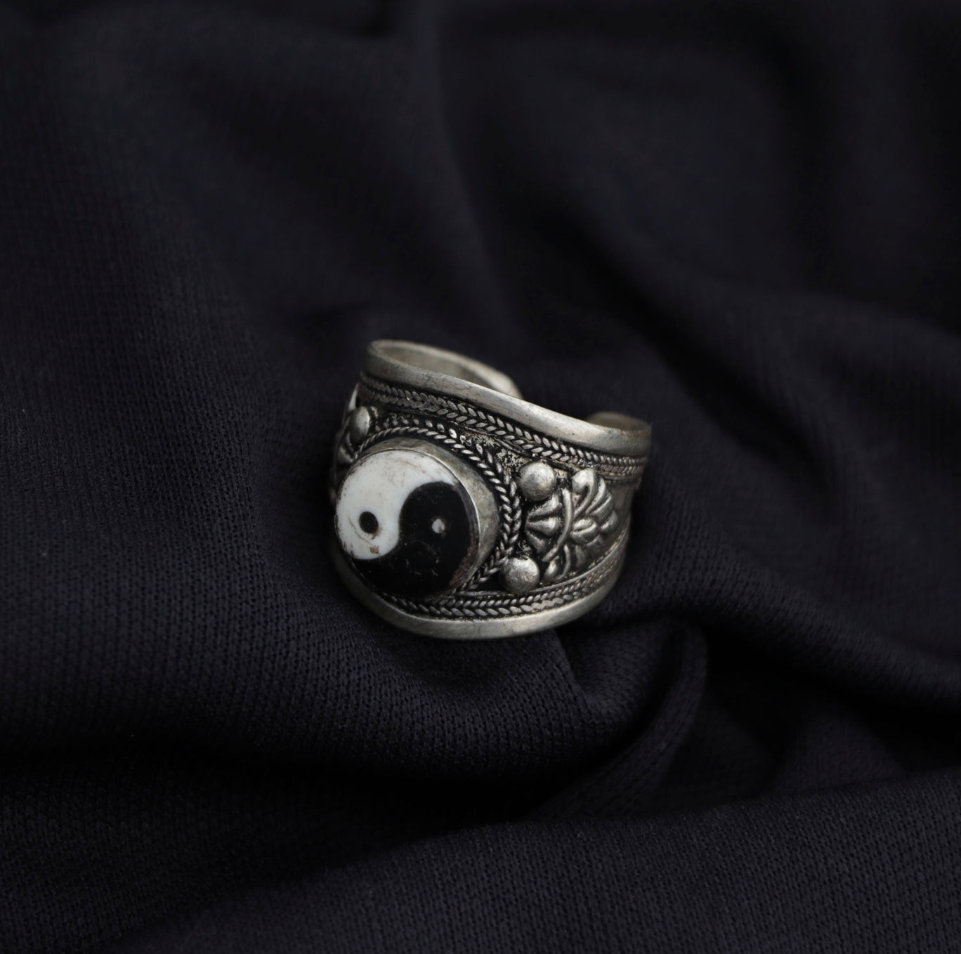 Anillo Yin Yang en Metal Blanco – Equilibrio y Energía - Samana Stones