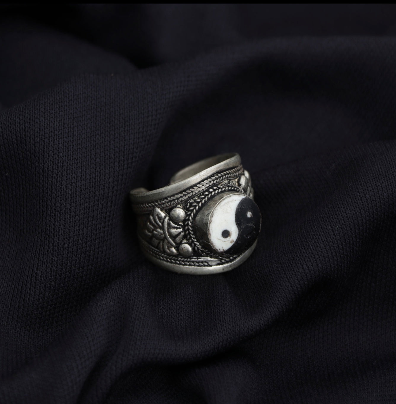 Anillo Yin Yang en Metal Blanco – Equilibrio y Energía - Samana Stones