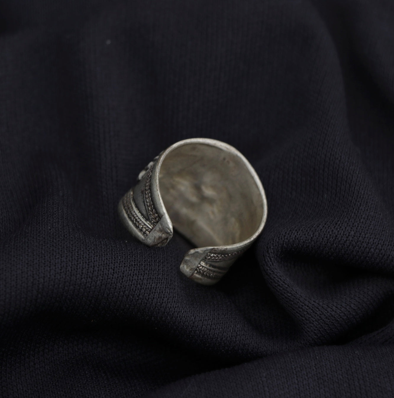 Anillo Yin Yang en Metal Blanco – Equilibrio y Energía - Samana Stones