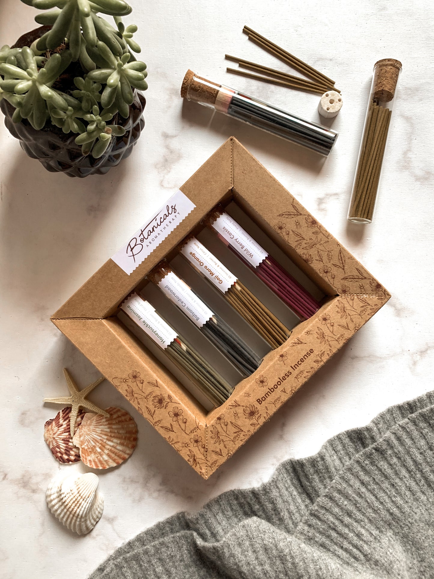 Set de Regalo Incienso Botánico Sin Bambú (4 Aromas) + Quemador Cerámica