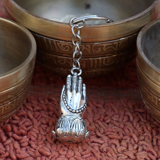Llavero Mano Namaste en Metal Blanco – Respeto y Humildad - Samana Stones