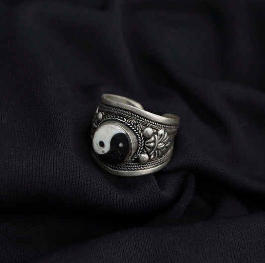 Anillo Yin Yang en Metal Blanco – Equilibrio y Energía - Samana Stones
